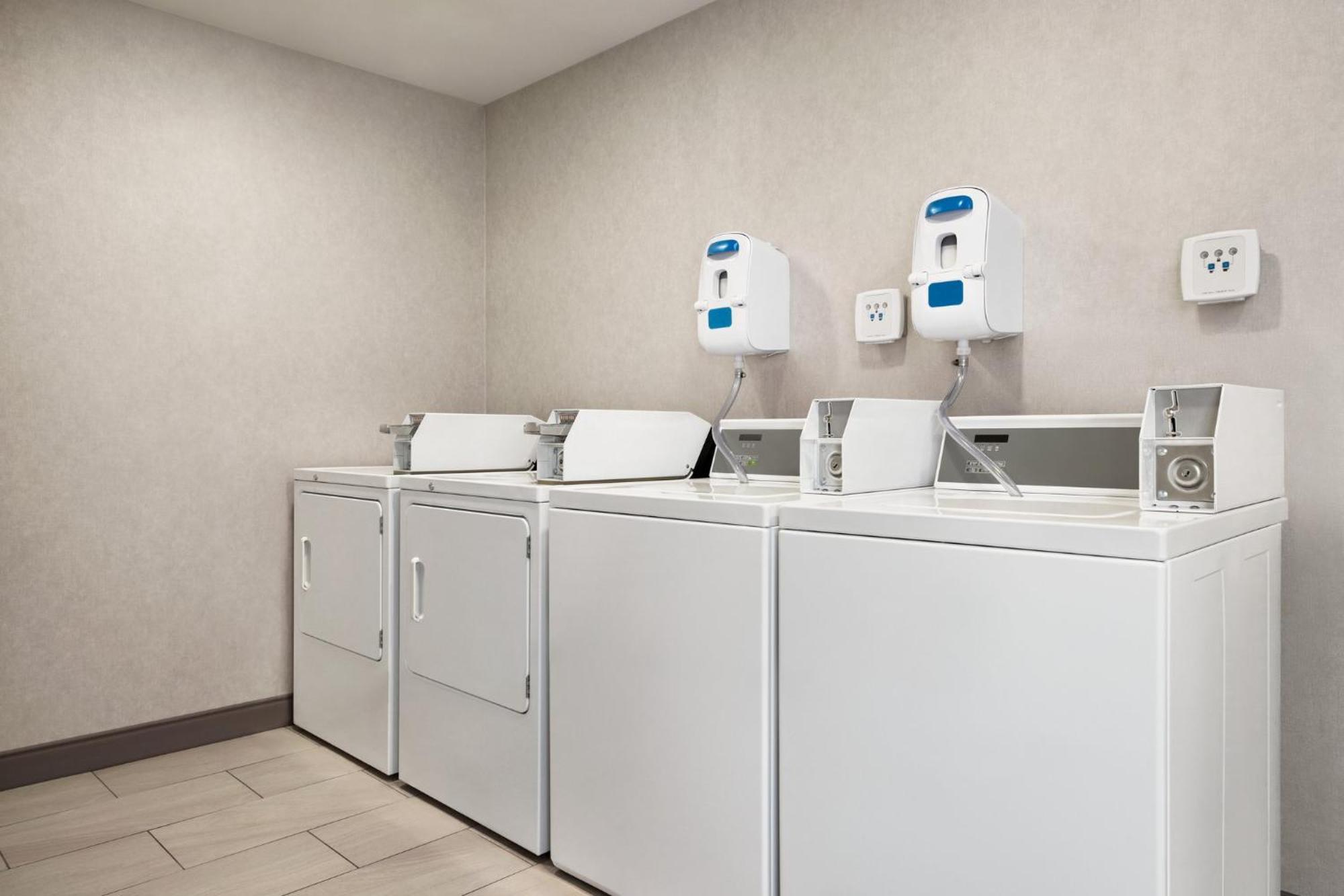 North Syracuse Holiday Inn Express Syracuse Airport By Ihg מראה חיצוני תמונה